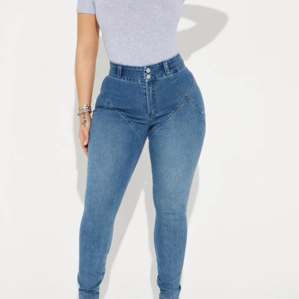Fashionnova High-Waisted Blue Jeans